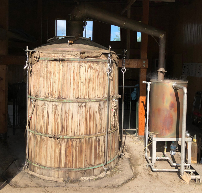 およそ2時間ほどかけて蒸留。蒸留小屋にハッカの香りが広がります。
